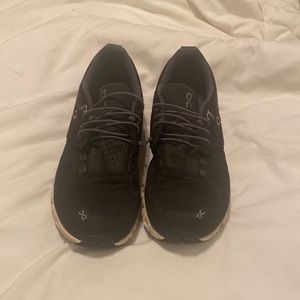 Womens On Running Cloud tennis shoes